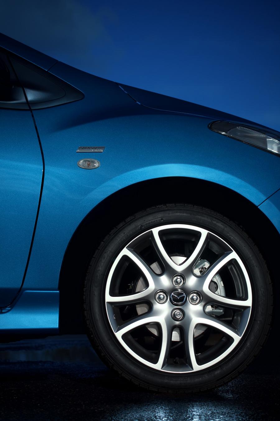  Mazda2 Venture Edition 2013 года  (UK) (фото 11 из 19)